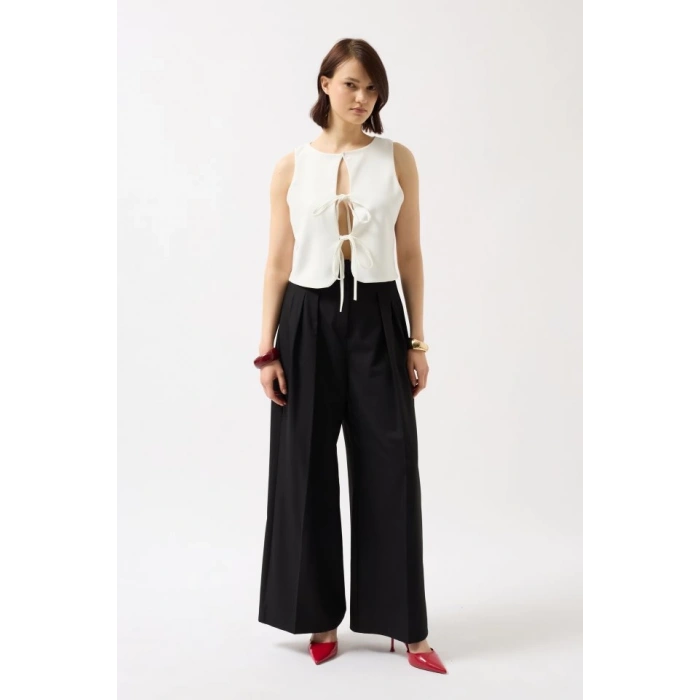 Bağcık Detay Dekolte Bluz