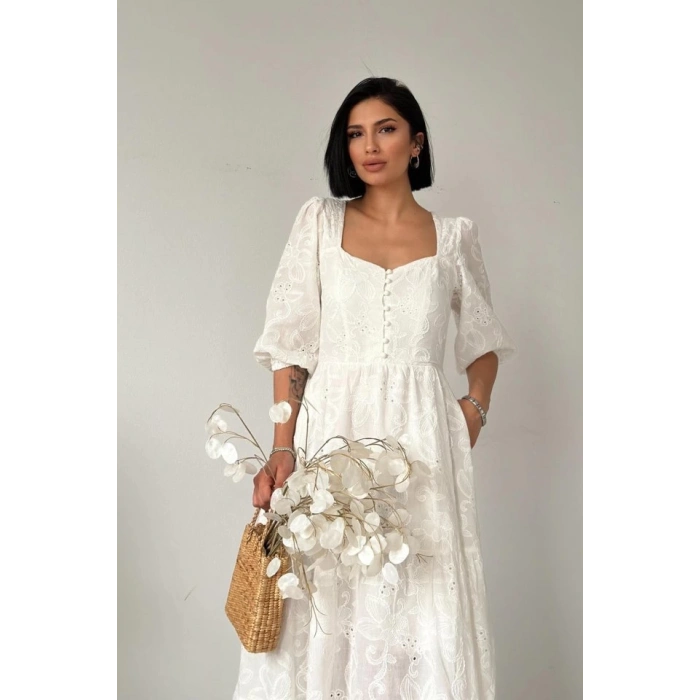 Beyaz Düğmeli Brode Elbise