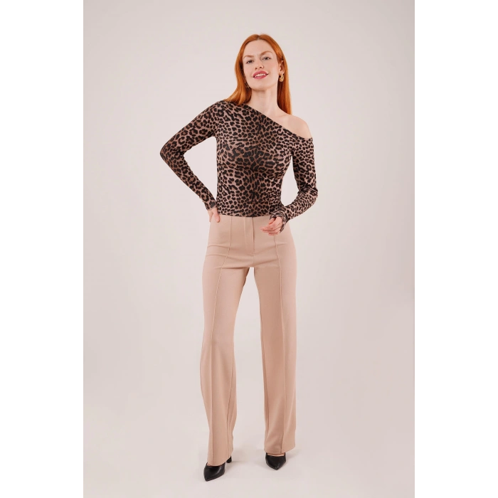 Düşük Omuz Detaylı Leopar Desen Bluz