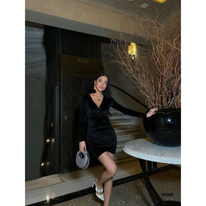 Kadın Uzun Kollu Göğüs Dekolteli Kadife Kumaş Mini Kruvaze Elbise