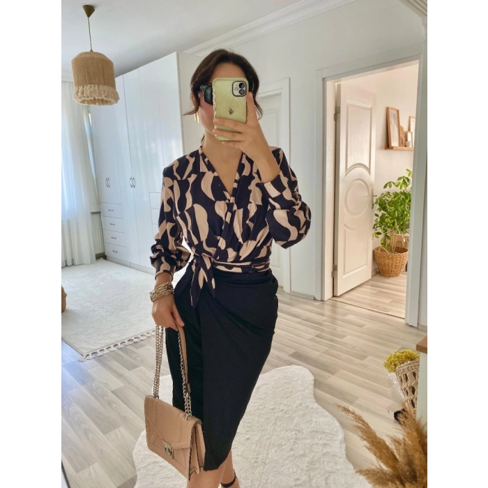 Kadın Uzun Kollu Kruvaze Yaka Dijital Baskılı Fiyonk Detay Atlas Kumaş Elbise