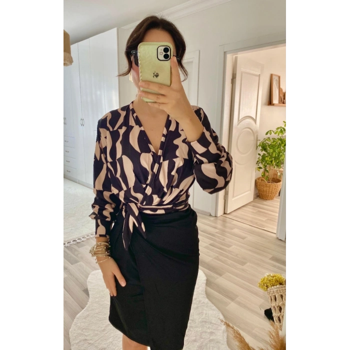 Kadın Uzun Kollu Kruvaze Yaka Dijital Baskılı Fiyonk Detay Atlas Kumaş Elbise