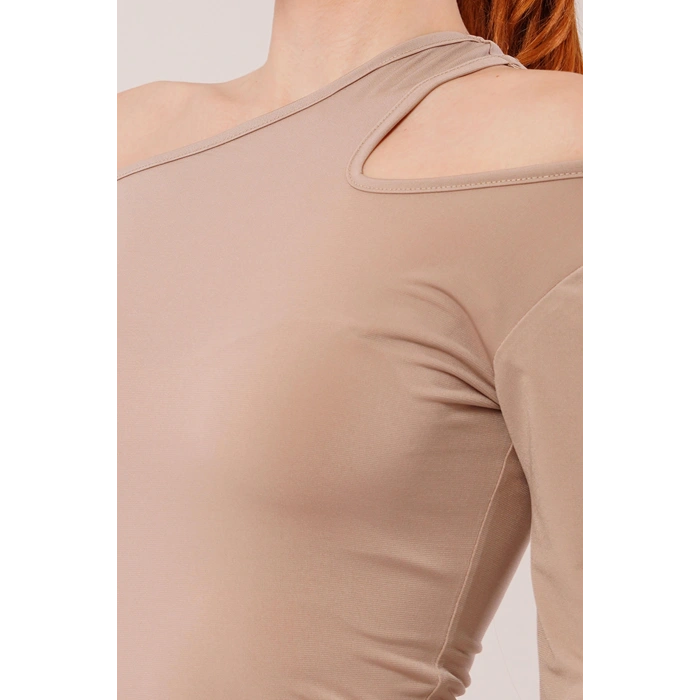 Omuz Dekolte Detaylı Krem Bluz