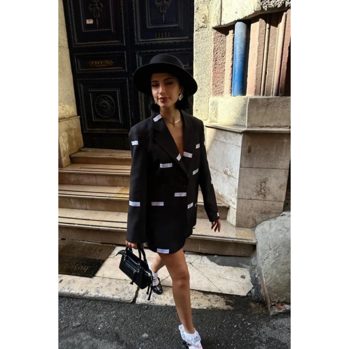 Siyah Etiket Detaylı Ceket