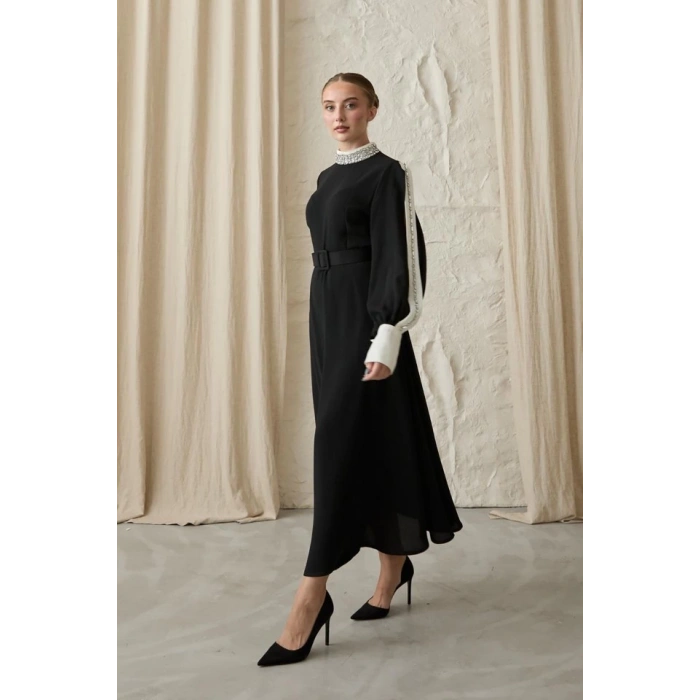 Siyah Yaka Ve Kolları Taşlı Elbise