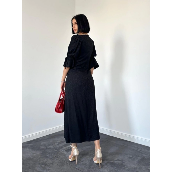Siyah Yırtmaçlı Jakar Elbise