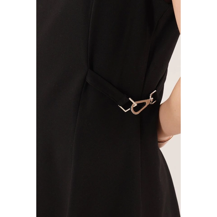 Yanları Zincir Detaylı Sıfır Kol Siyah Mini Elbise