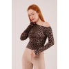 Düşük Omuz Detaylı Leopar Desen Bluz