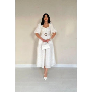 Ekru Göğüs Kup Detaylı Kemerli Brode Elbise