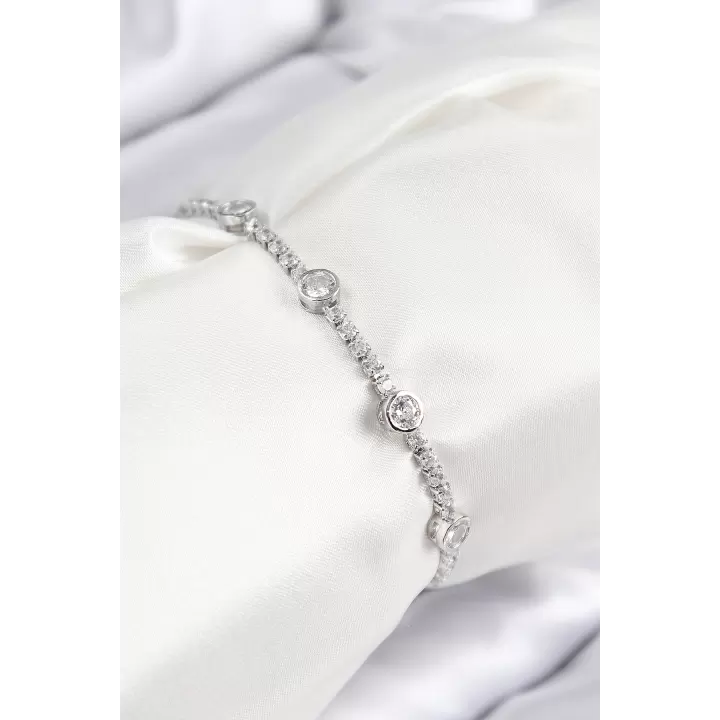 Pirinç Zirkon Taşlı Daire Model Gümüş Renk Asansörlü Kadın Bileklik