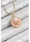 316L Çelik Zincir Zirkon Taşlı Pembe Sanatsal Portre İnci Detaylı Kelebek Model Gold Renk Kadın Kolye