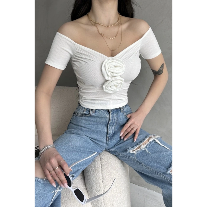 Kayık Yaka Gül Detaylı Crop Bluz