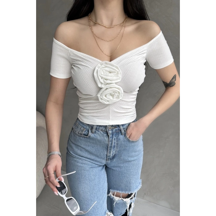 Kayık Yaka Gül Detaylı Crop Bluz