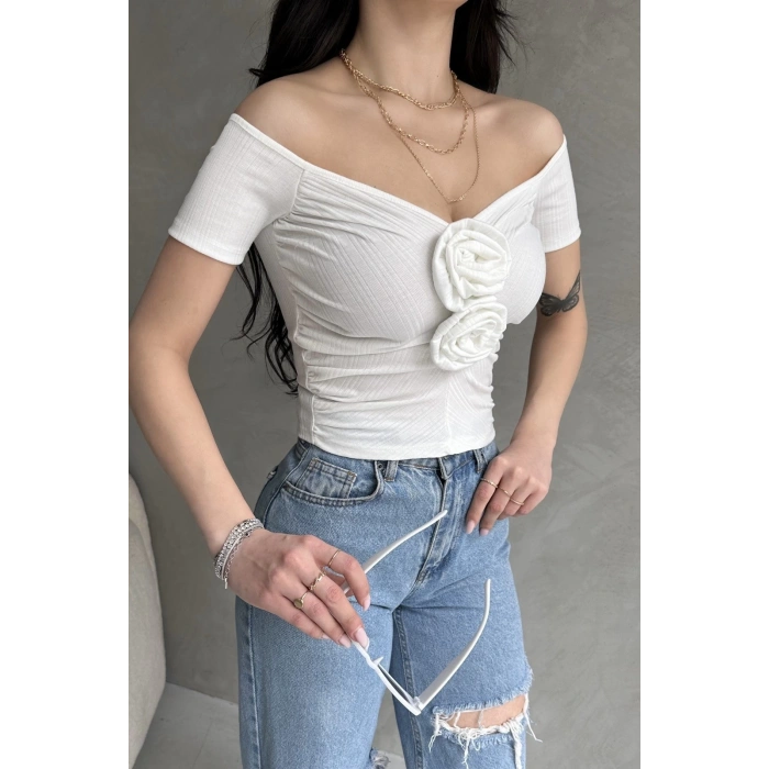 Kayık Yaka Gül Detaylı Crop Bluz