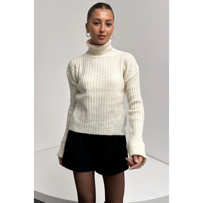 Şerit Desenli Dokulu Boğazlı Triko Kazak