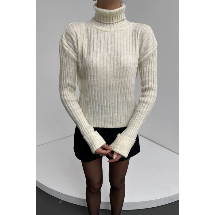 Şerit Desenli Dokulu Boğazlı Triko Kazak