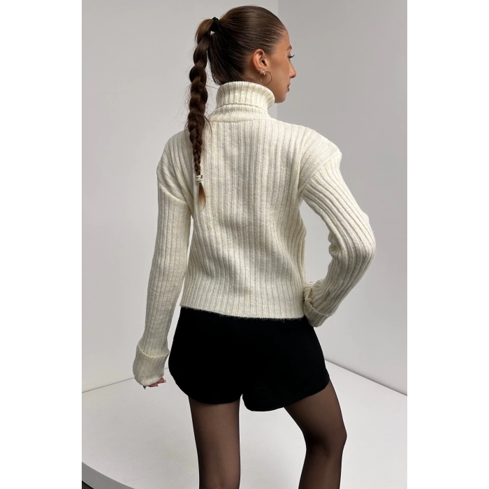 Şerit Desenli Dokulu Boğazlı Triko Kazak