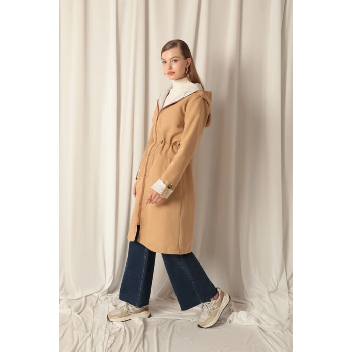 Torino Kumaş Çizgili Garnili Kapüşonlu Kadın Camel Yağmurluk