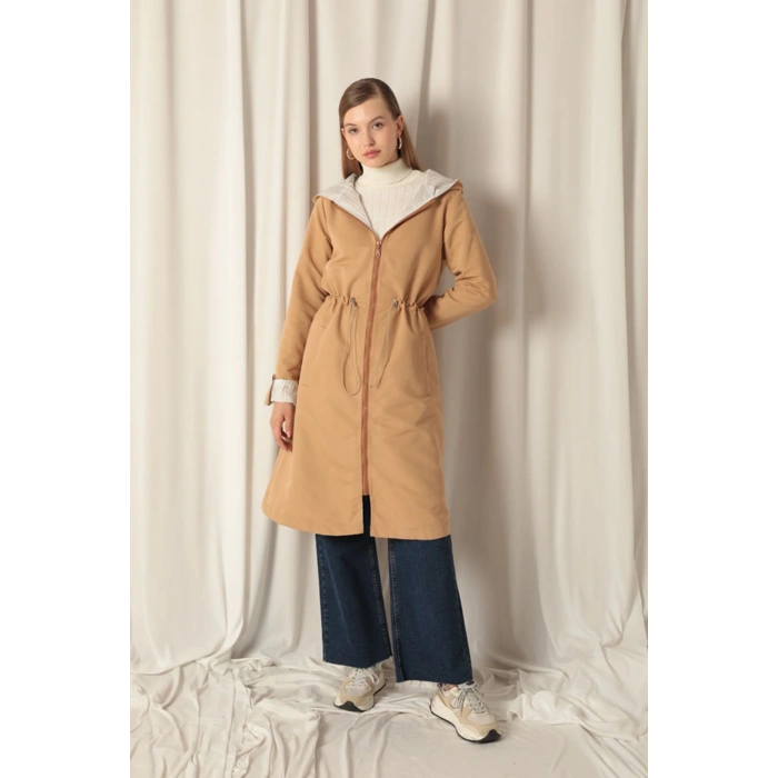 Torino Kumaş Çizgili Garnili Kapüşonlu Kadın Camel Yağmurluk