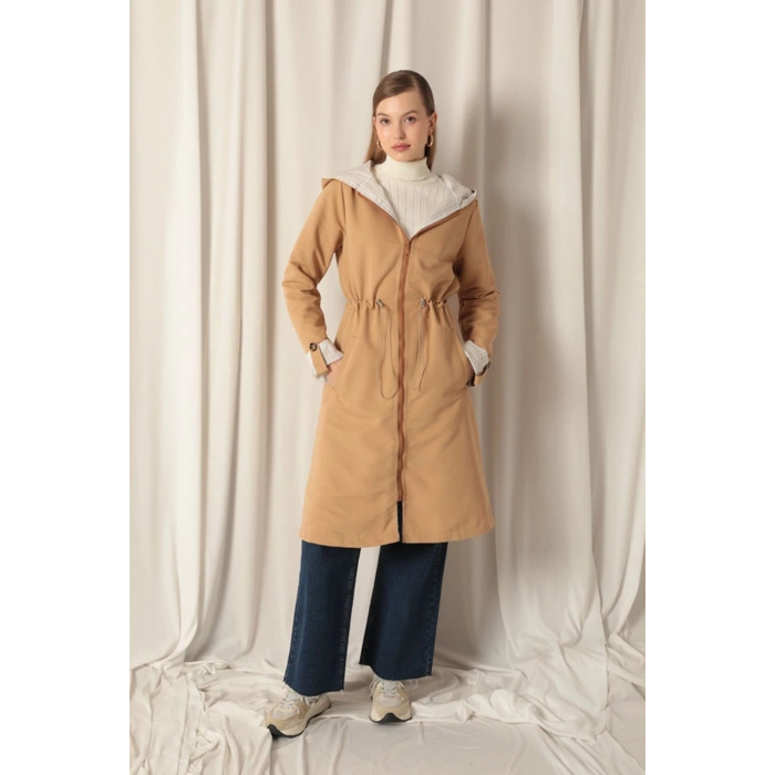 Torino Kumaş Çizgili Garnili Kapüşonlu Kadın Camel Yağmurluk