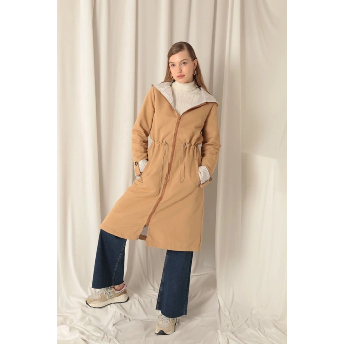 Torino Kumaş Çizgili Garnili Kapüşonlu Kadın Camel Yağmurluk