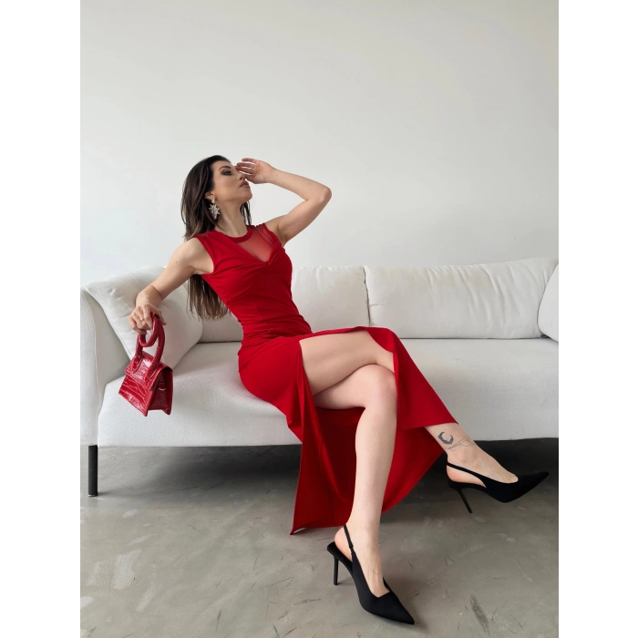 Tül Detaylı Derin Yırtmaçlı Elbise