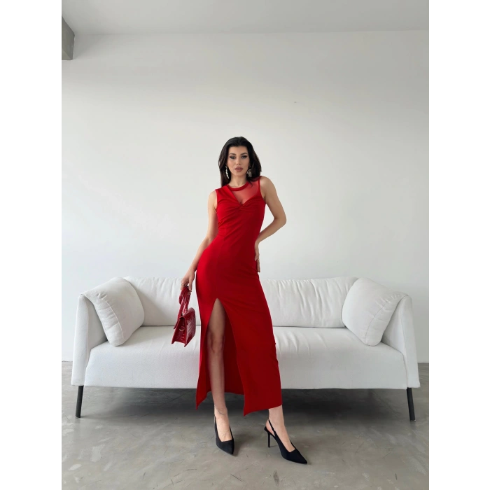 Tül Detaylı Derin Yırtmaçlı Elbise