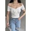 Kayık Yaka Gül Detaylı Crop Bluz