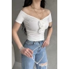 Kayık Yaka Gül Detaylı Crop Bluz