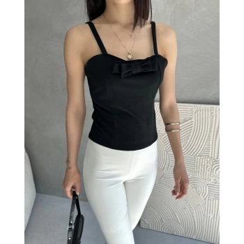 İp Askılı Yakası Fiyonk Detaylı Crep Bluz