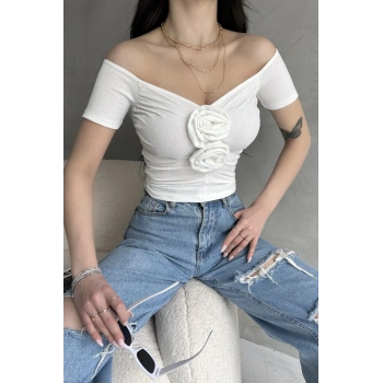 Kayık Yaka Gül Detaylı Crop Bluz