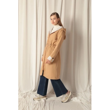 Torino Kumaş Çizgili Garnili Kapüşonlu Kadın Camel Yağmurluk