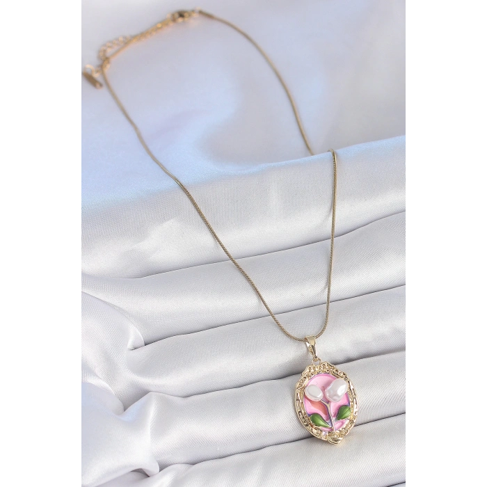 Dodes Dodes 316L Çelik Gold Renk Zincir Pembe Mineli İncili Çiçek İşlemeli Portre Model Kadın Kolye TG27BKO10169