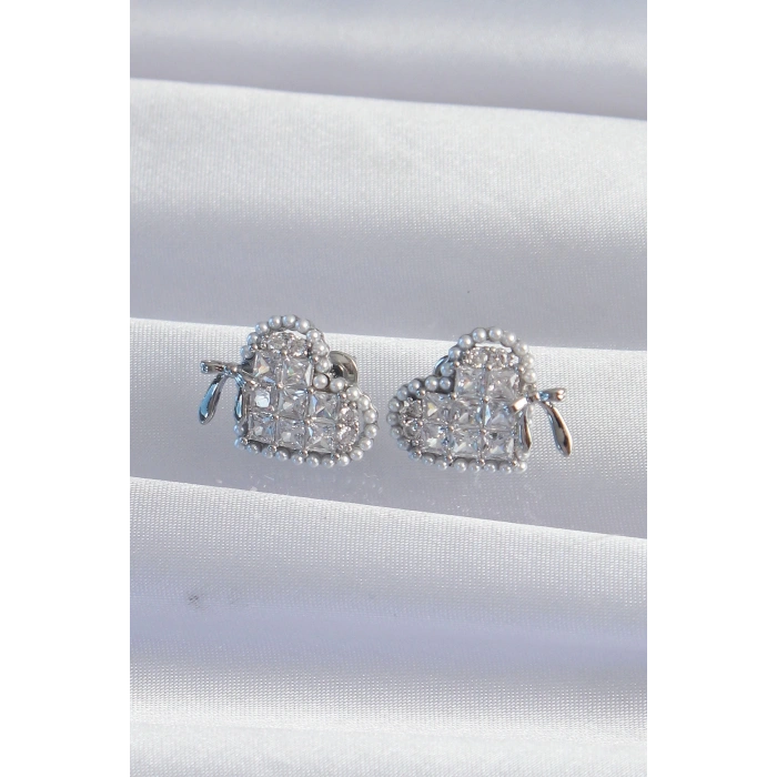 Dodes Dodes Pirinç Gümüş Renk Fiyonk Detay İncili Zirkon Taşlı Kalp Küpe TG27BKP9298