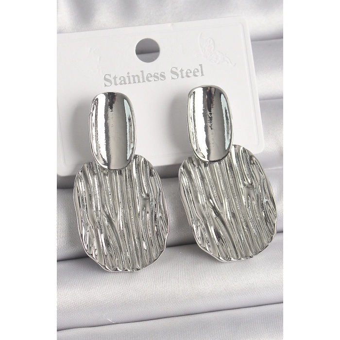 Dodes Dodes Pirinç Gümüş Renk İşlemeli Kare Plaka Model Kadın Küpe TG27BKP10258