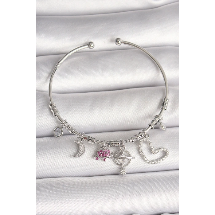 Dodes Dodes Pirinç Gümüş Renk Sallantı Zirkon Taşlı Gezegen Figür Kalp Detay Charm Kadın Bileklik TG27BB6899