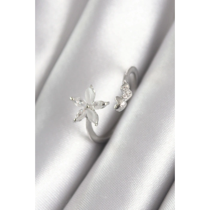 Dodes Dodes Pirinç Gümüş Renk Zirkon Taşlı Çiçek Model Kalp Detay Kadın Yüzük TG27BYK3070