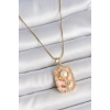 Dodes Dodes 316L Çelik Gold Renk Zincir Pembe Mineli İncli Papatya Model Portre Model Kadın Kolye TG27BKO10197
