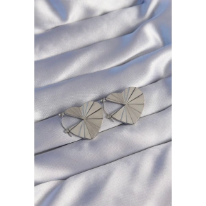 Dodes Dodes 316L Çelik Gümüş Renk Çizgili Plaka Tasarımlı Kalp Küpe TG27BKP9041