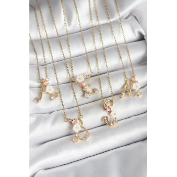 316L Çelik Gold Renk Zirkon Taşlı Çiçek Detaylı Harf Kolye 24lü Paket Kolye