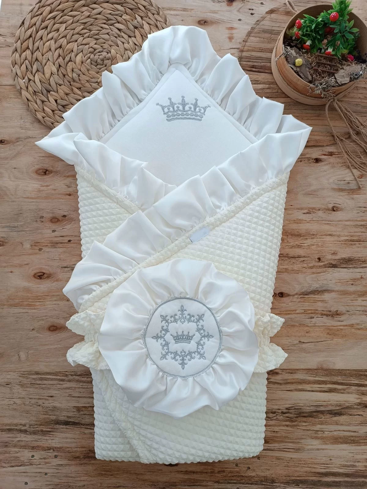 Newborn Pyramidland Soft Crown Embroidery Baby Blanket Kundak Cream