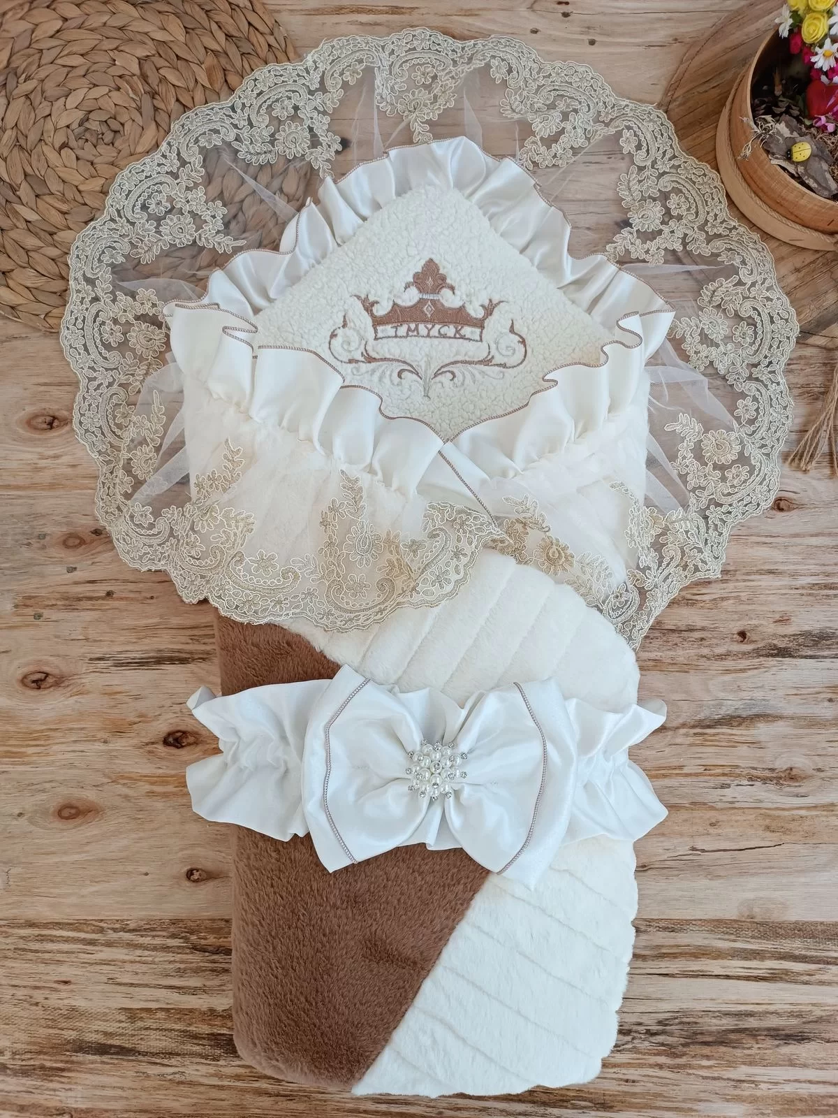 Yenidoğan Wool Yün Kumaş Taç Nakışlı Güpür Duvaklı Fiyonk Prizma Taş Unisex Kundak Bebek Battaniyesi Kahverengi