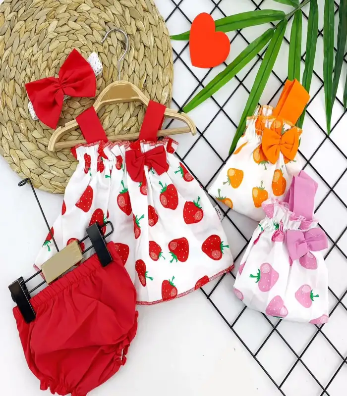 3-6-9-12 Ay Bandajlı Ve Kilotlu Çilek Desenli Askılı 3lü Kız Bebek Elbisesi Kırmızı
