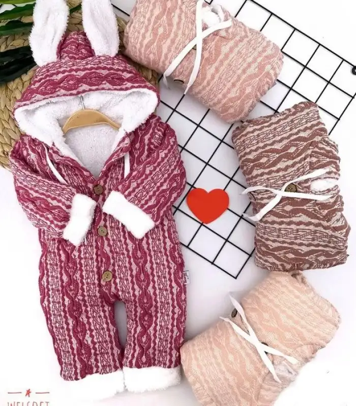 6-9-12-18 Ay Düğme Kapamalı Kulaklı Kapşonlu Motif Desenli Örme Kumaş Kız Erkek Bebek Tulumu Nar Çiçeği