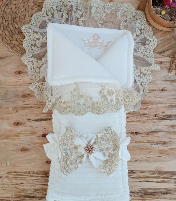 Yenidoğan Beyaz Wool Yün Kumaş Taç Nakışlı Trilüks Kundak Bebek Battaniyesi Beyaz