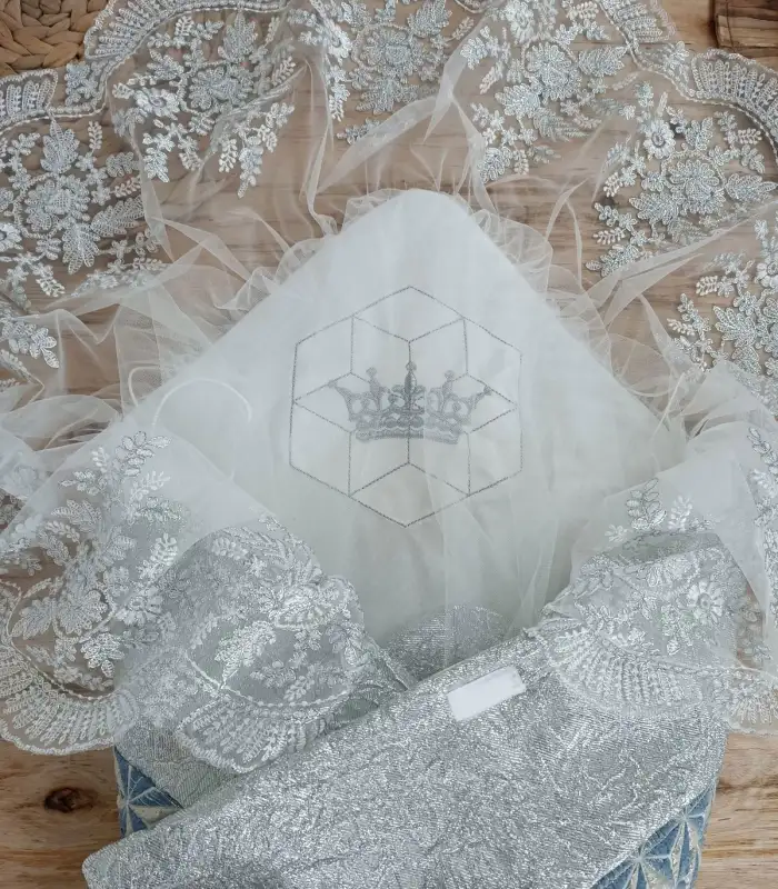 Yenidoğan Piramit Desenli Güpür İşlemeli Bebek Battaniyesi Kundak Gümüş