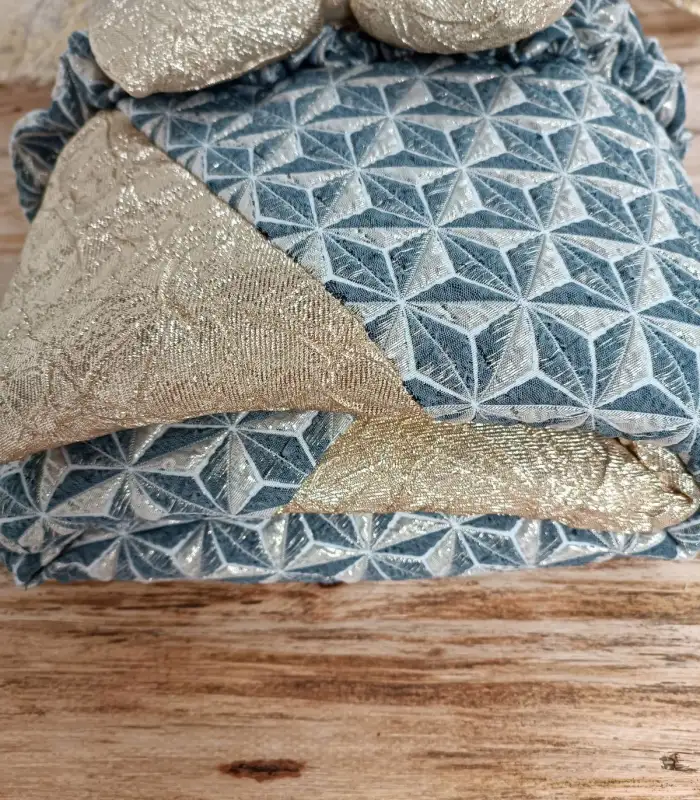 Yenidoğan Ultralüks Piramit Desenli Güpürlü Bebek Battaniyesi Kundak Gold