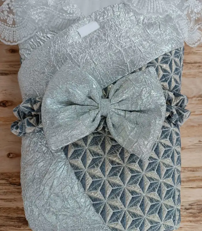 Yenidoğan Ultralüks Piramit Desenli Güpürlü Bebek Battaniyesi Kundak Gümüş