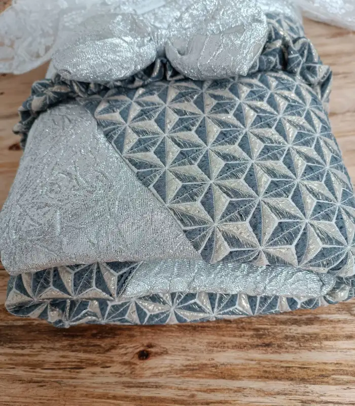 Yenidoğan Ultralüks Piramit Desenli Güpürlü Bebek Battaniyesi Kundak Gümüş