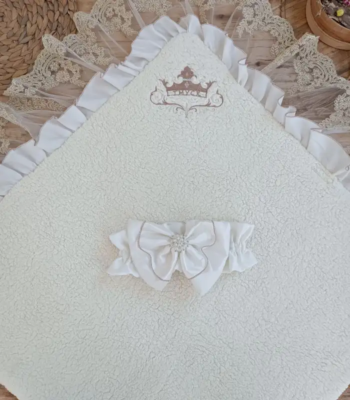 Yenidoğan Wool Yün Kumaş Taç Nakışlı Güpür Duvaklı Fiyonk Prizma Taş Unisex Kundak Bebek Battaniyesi Kahverengi